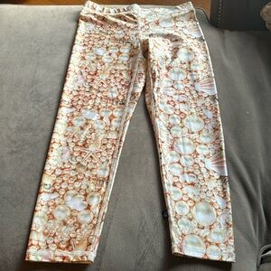 Terez 7/8 leggings - ocean themed print of pearls and shells